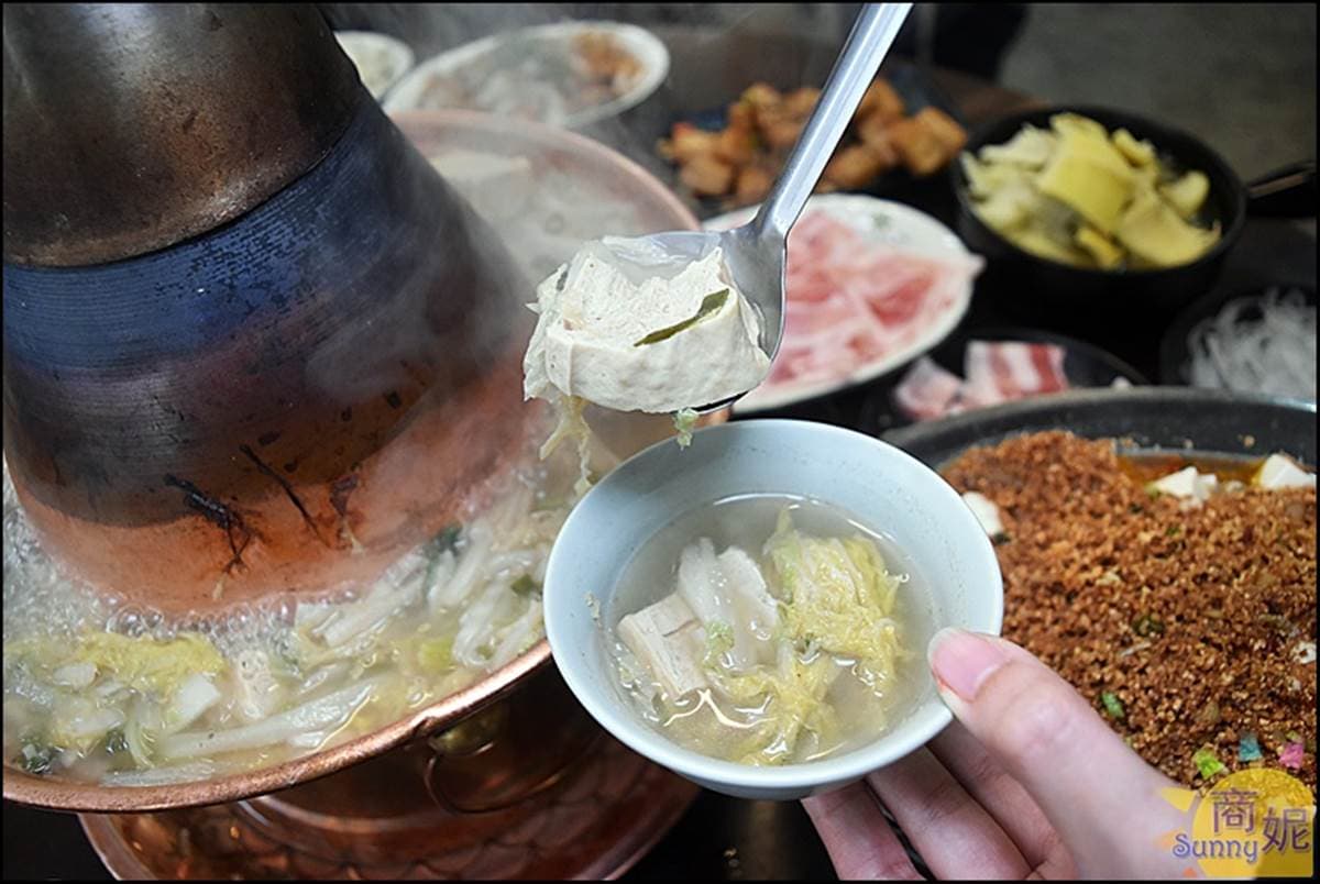 天冷聚餐超有FU！台中「酸菜白肉紅銅鍋」用炭火加熱，隱藏版豆酥鮮蚵超下飯