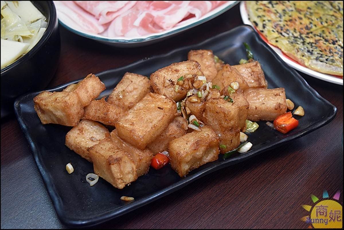 天冷聚餐超有FU！台中「酸菜白肉紅銅鍋」用炭火加熱，隱藏版豆酥鮮蚵超下飯
