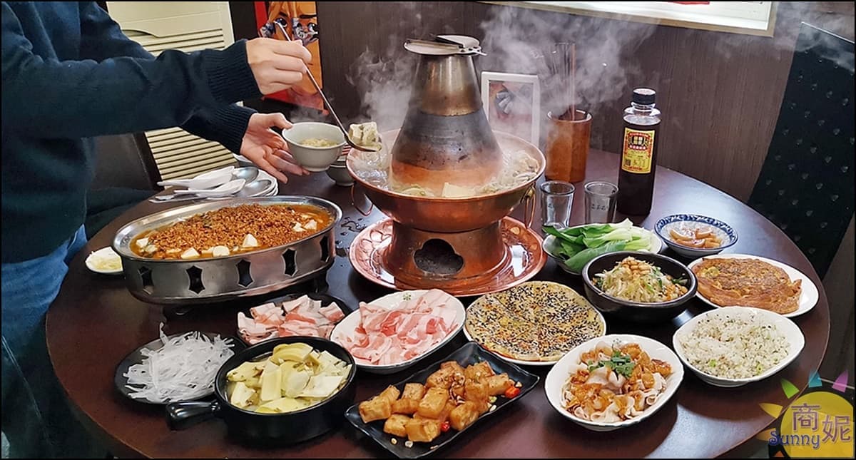 天冷聚餐超有FU！台中「酸菜白肉紅銅鍋」用炭火加熱，隱藏版豆酥鮮蚵超下飯