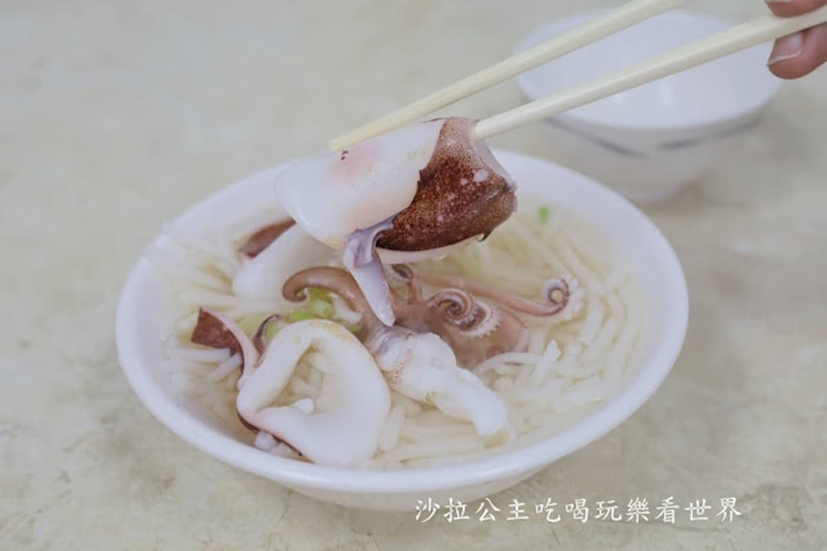 全台第一間!台南86年「小卷米粉」原汁湯頭超鮮甜,糙米米粉口感滑嫩有Q度 全台第一間!台南86年「小卷米粉」原汁湯頭超鮮甜,糙米米粉口感滑嫩有Q度