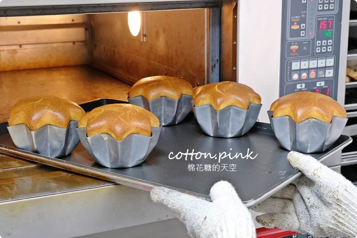 先搶草莓生乳包！台中麵包店推冬季限定新品，黃金麵包發酵72小時像蛋糕