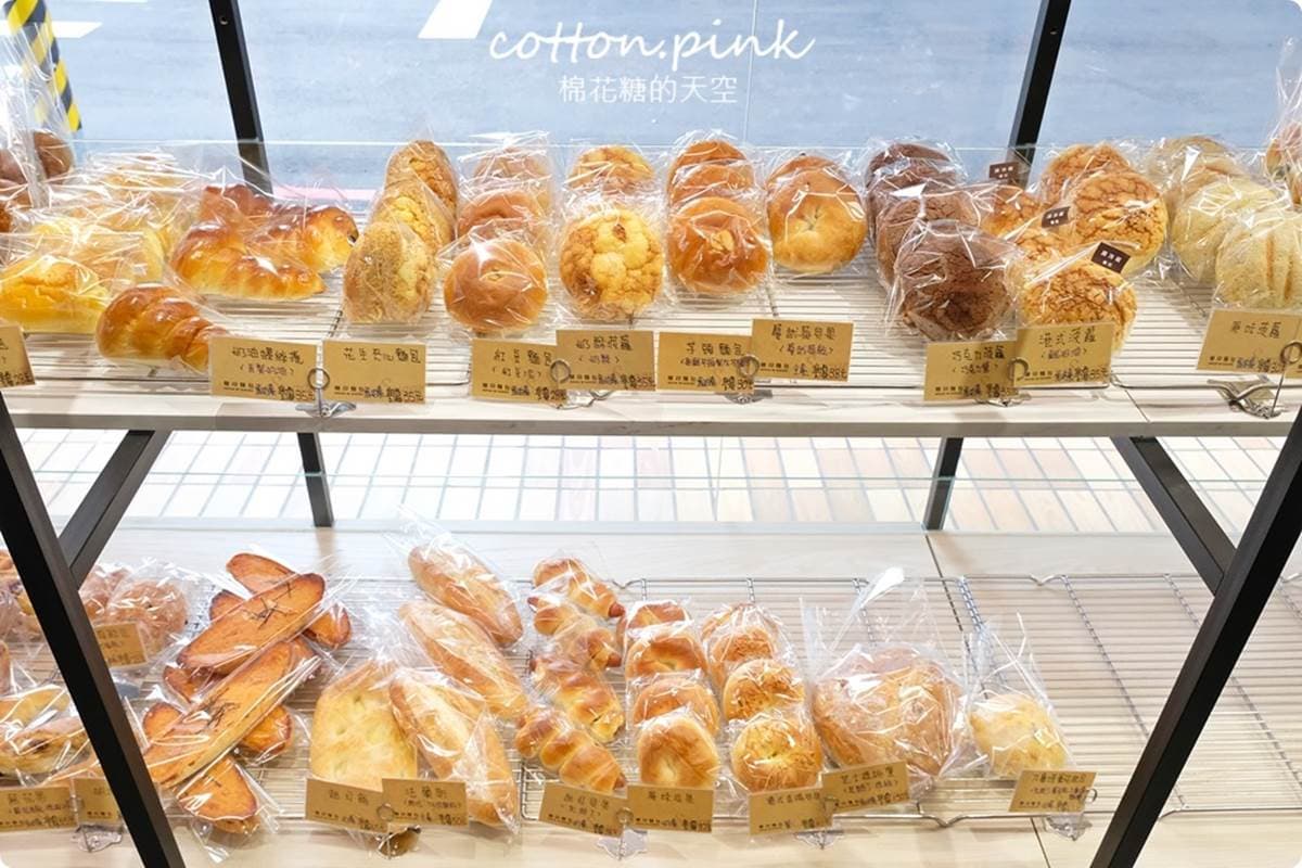 先搶草莓生乳包！台中麵包店推冬季限定新品，黃金麵包發酵72小時像蛋糕
