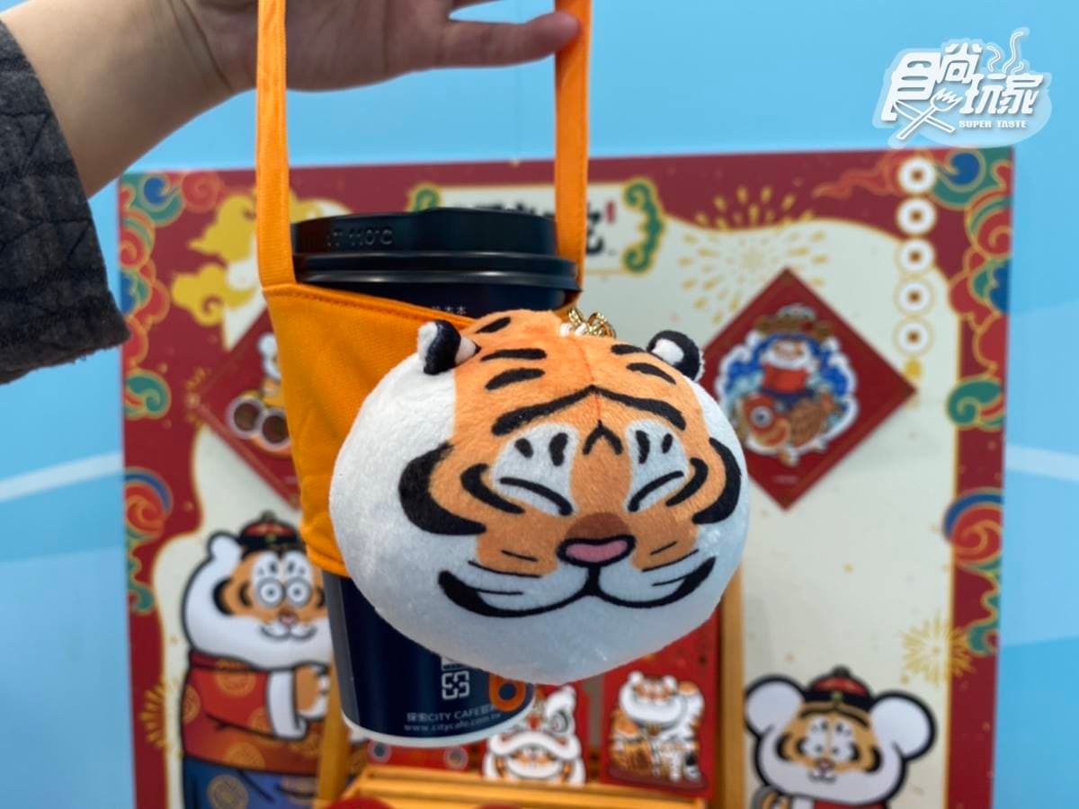 鐵粉激動了！7-11超生火新春小物：KITTY和風撲滿、胖虎圓滾滾飲料袋