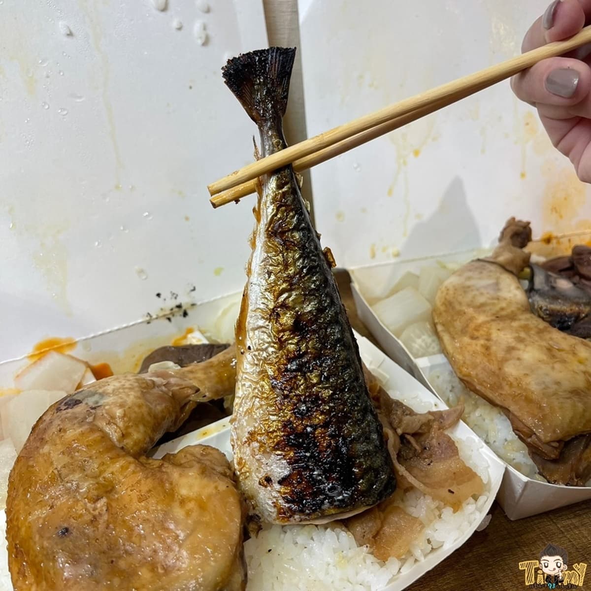 小資族看過來！新竹「豪華３主菜便當」只要80元，雞腿＋鯖魚＋燒肉撐爆餐盒