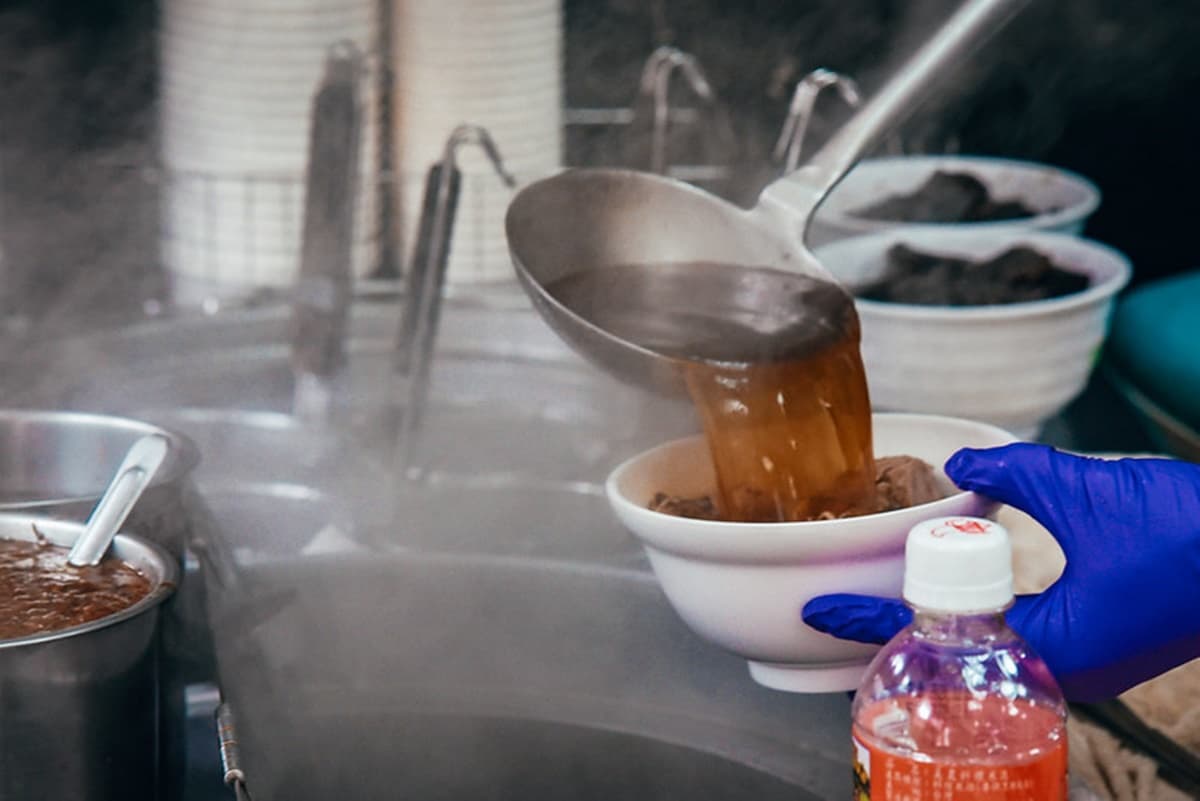 老闆超佛心！淡水「人氣當歸鴨」無限續湯不加價，去骨鴨腿飯有整隻鴨腿肉