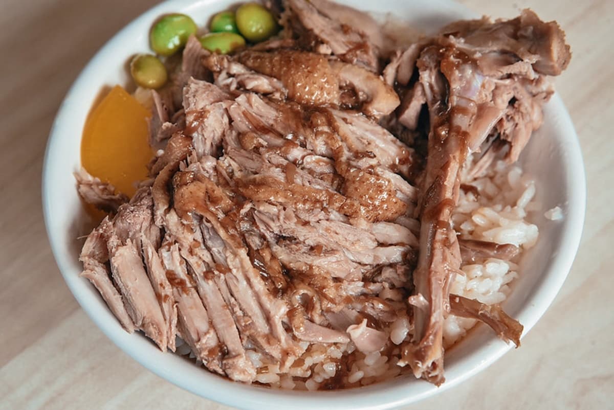 老闆超佛心！淡水「人氣當歸鴨」無限續湯不加價，去骨鴨腿飯有整隻鴨腿肉