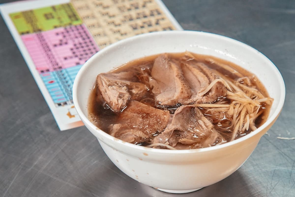 老闆超佛心！淡水「人氣當歸鴨」無限續湯不加價，去骨鴨腿飯有整隻鴨腿肉