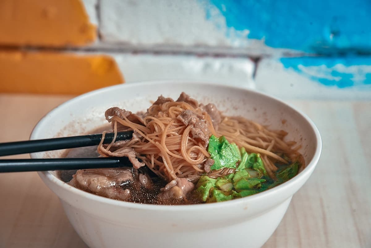 老闆超佛心！淡水「人氣當歸鴨」無限續湯不加價，去骨鴨腿飯有整隻鴨腿肉