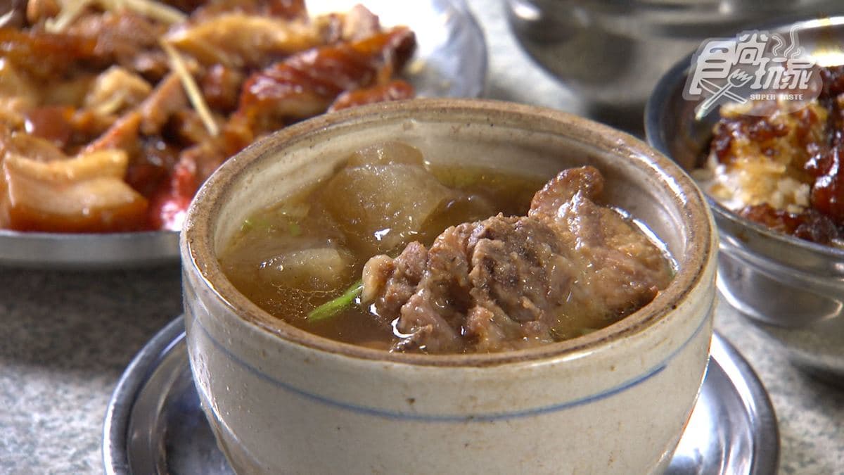 「排骨湯」的冬瓜鮮甜味美，炸過的排骨肉鮮嫩，湯頭味道還不錯。