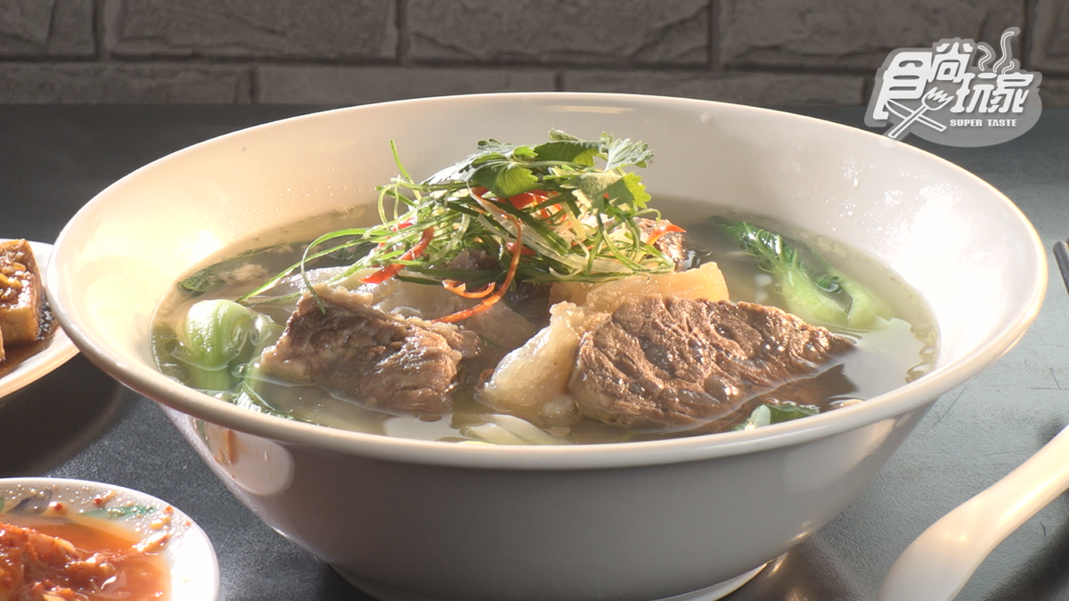 蟬聯３屆牛肉麵節冠軍！台東「清燉牛肉麵」嘗得到７種蔬果香，乳白湯頭超爽口