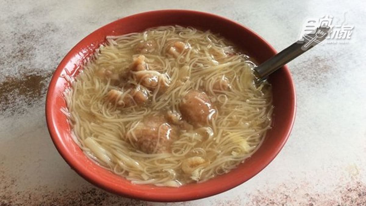 飄香90年！鹿港「古早味麵線糊」吃得到整塊豬後腿肉，加入蛋花口感更濃郁