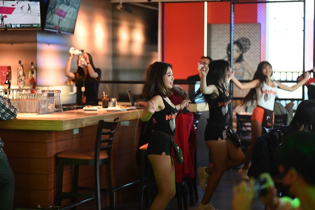 Hooters進軍竹北遠百！必嗑辣雞翅、豬肋排，還有親子互動遊戲、兒童餐