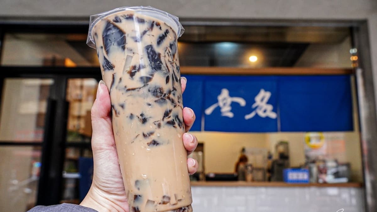 「仙草凍奶茶」茶香濃郁滑順， 喝完還滿過癮的。（圖片來源：艾薇覓食趣）