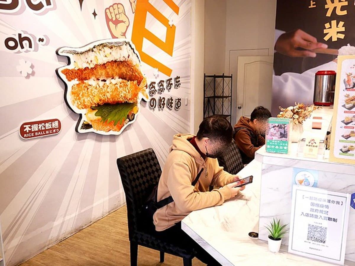 挑戰全台最大!台中巨無霸飯糰2個拳頭大,海陸雙拼包入整隻炸蝦、雞排 挑戰全台最大!台中巨無霸飯糰2個拳頭大,海陸雙拼包入整隻炸蝦、雞排