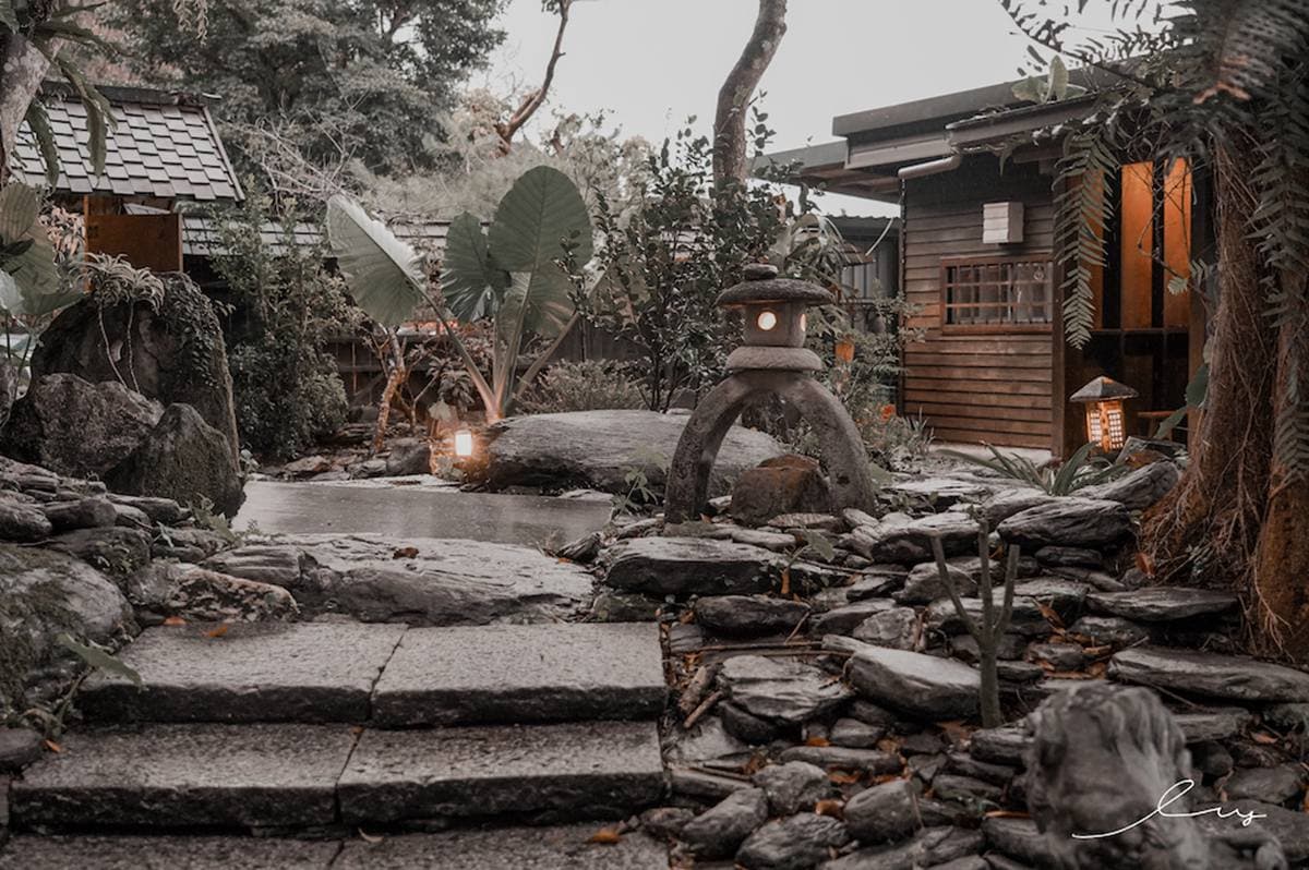 一秒飛日本！花蓮「日式庭園餐廳」打卡氣派石砌牆，多汁梅子烤雞想吃先預約