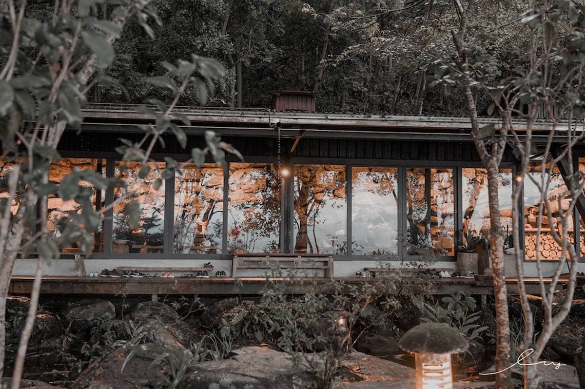 一秒飛日本！花蓮「日式庭園餐廳」打卡氣派石砌牆，多汁梅子烤雞想吃先預約