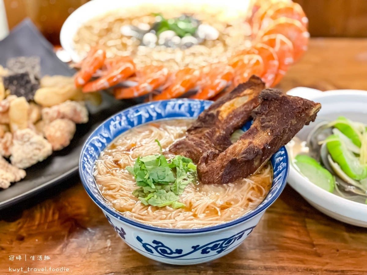 4.3星高評價！新竹「超浮誇麵線」１碗有12尾鮮蝦，２大根豬肋排麵線也必點