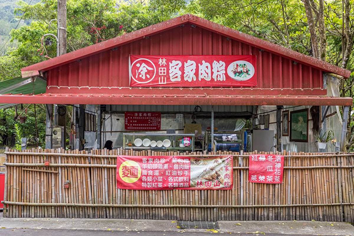 吃貨激推No.1！「巨大叉燒乾麵」藏在百年林場裡，１碗有２片比拳頭還大
