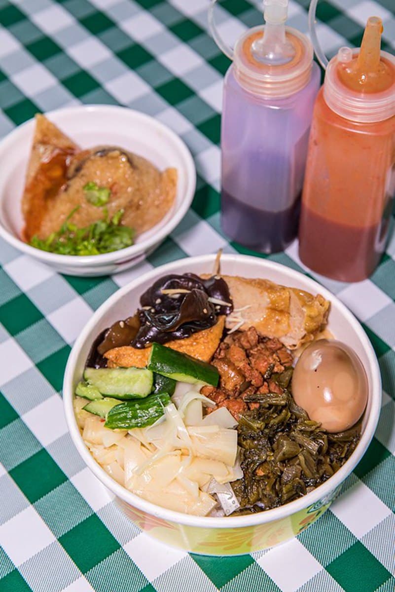 吃貨激推No.1！「巨大叉燒乾麵」藏在百年林場裡，１碗有２片比拳頭還大