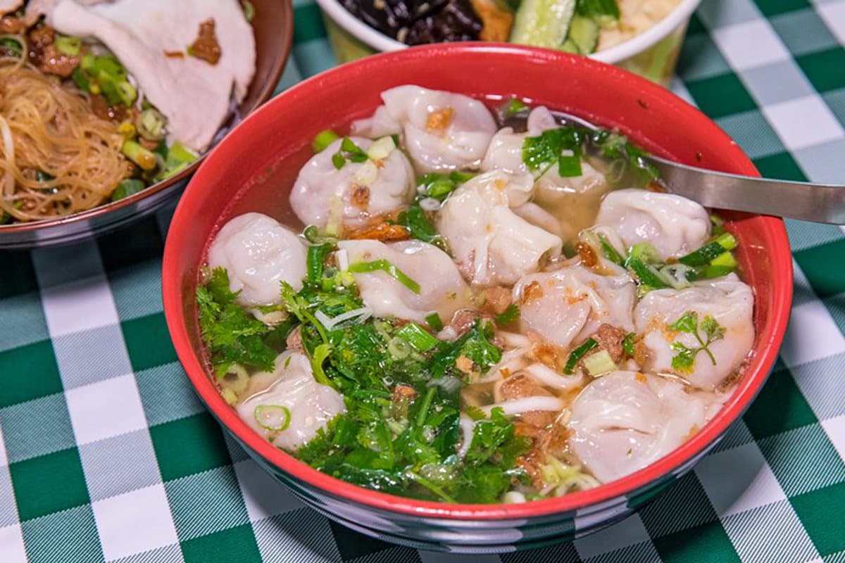 吃貨激推No.1！「巨大叉燒乾麵」藏在百年林場裡，１碗有２片比拳頭還大