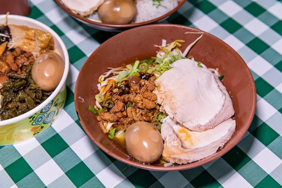 吃貨激推No.1！「巨大叉燒乾麵」藏在百年林場裡，１碗有２片比拳頭還大
