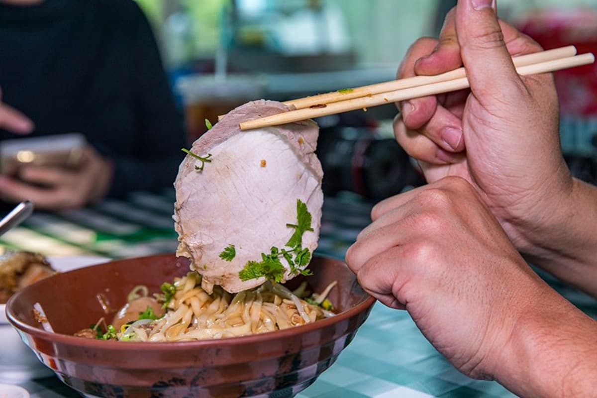 吃貨激推No.1！「巨大叉燒乾麵」藏在百年林場裡，１碗有２片比拳頭還大