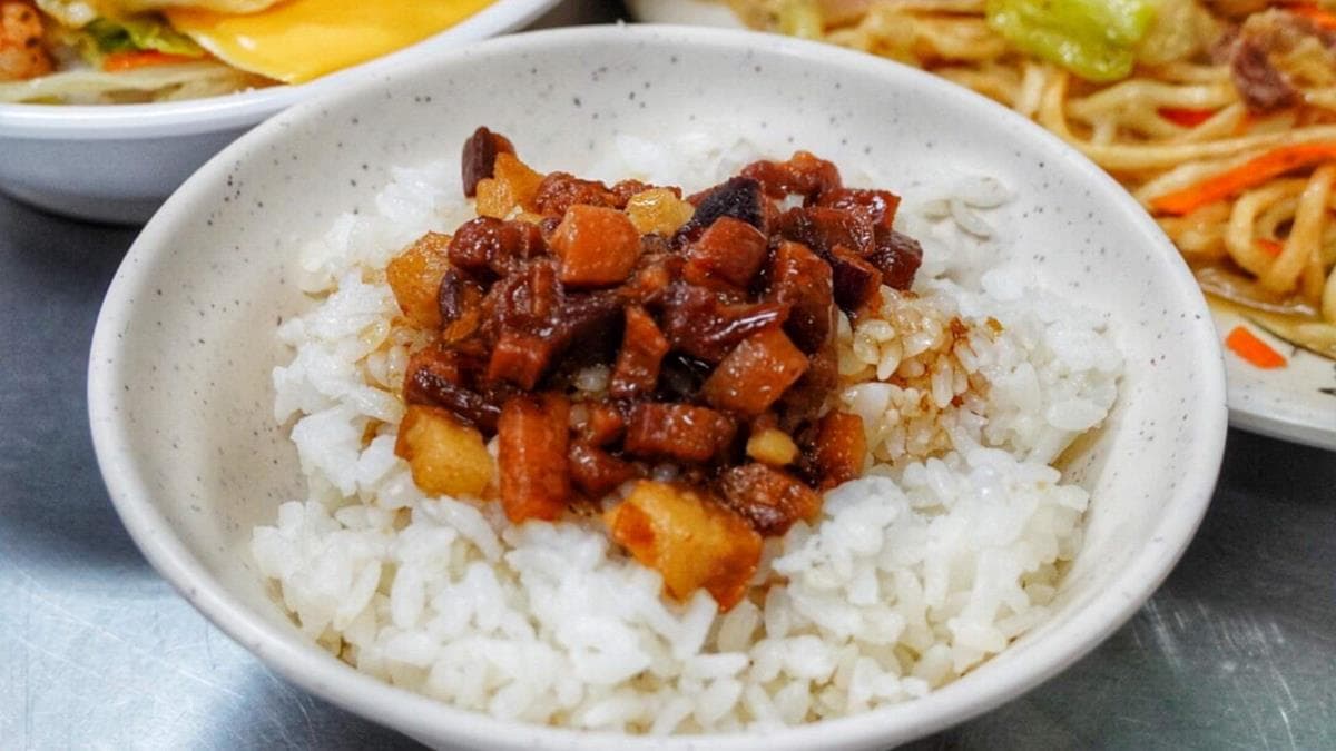 「滷肉飯」上肥滋滋的肉燥滷得入味又香噴噴。（圖片來源：痴吃的玩）