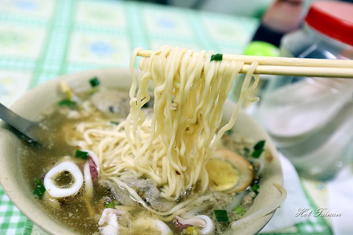 想吃先拿號碼牌!台南乾、濕3吃海產麵藏在市場裡,滿滿豬肝加花枝只要60元 想吃先拿號碼牌!台南乾、濕3吃海產麵藏在市場裡,滿滿豬肝加花枝只要60元