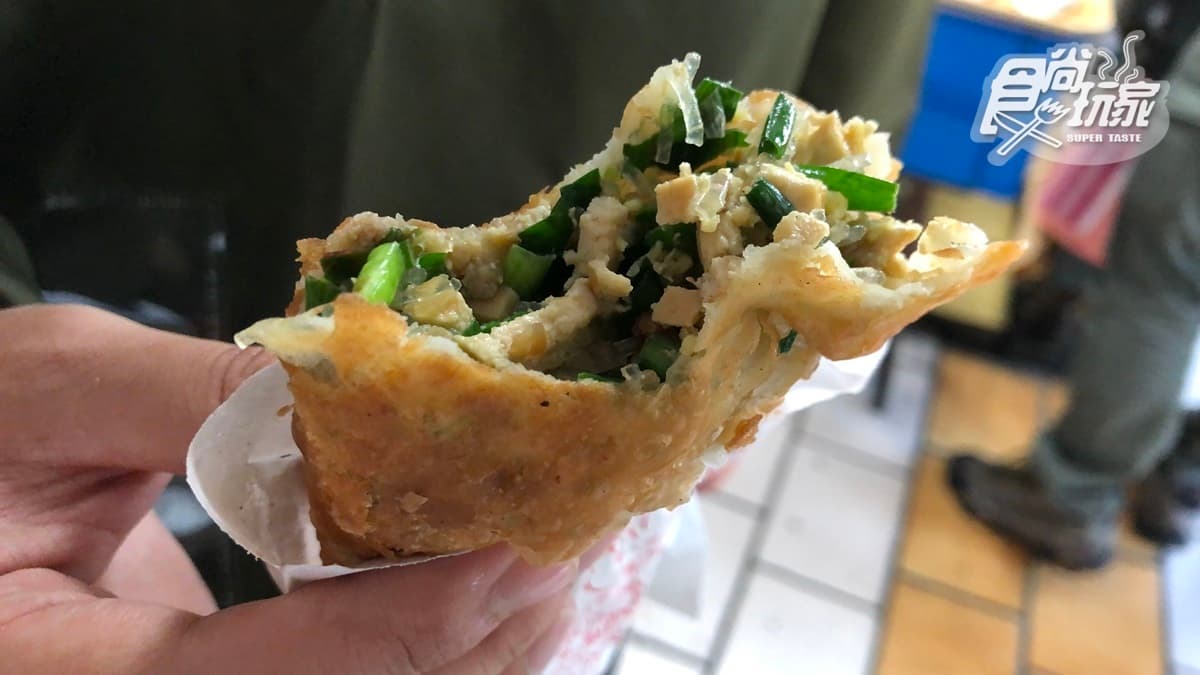 這間店家賣的韭菜盒有著超高人氣，有很多觀光客都慕名前來。