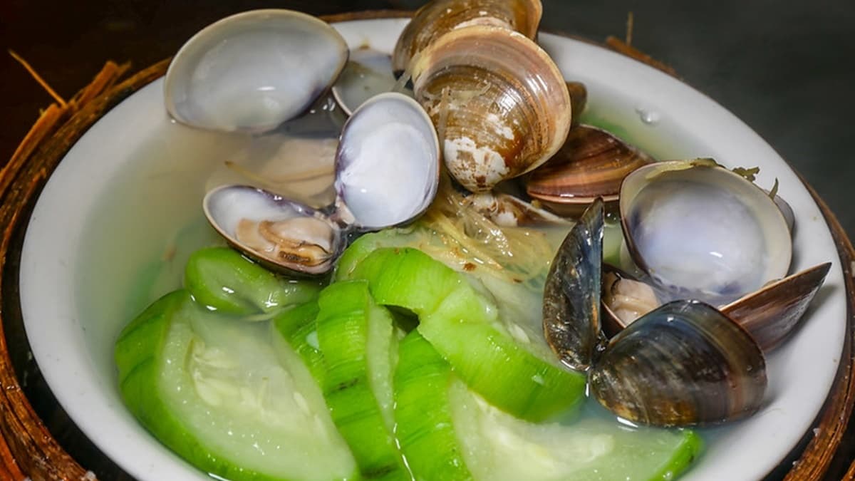 蛤蜊絲瓜也相當鮮美，絲瓜切得很厚，湯汁很鮮甜。（圖片來源：鄉民食堂）