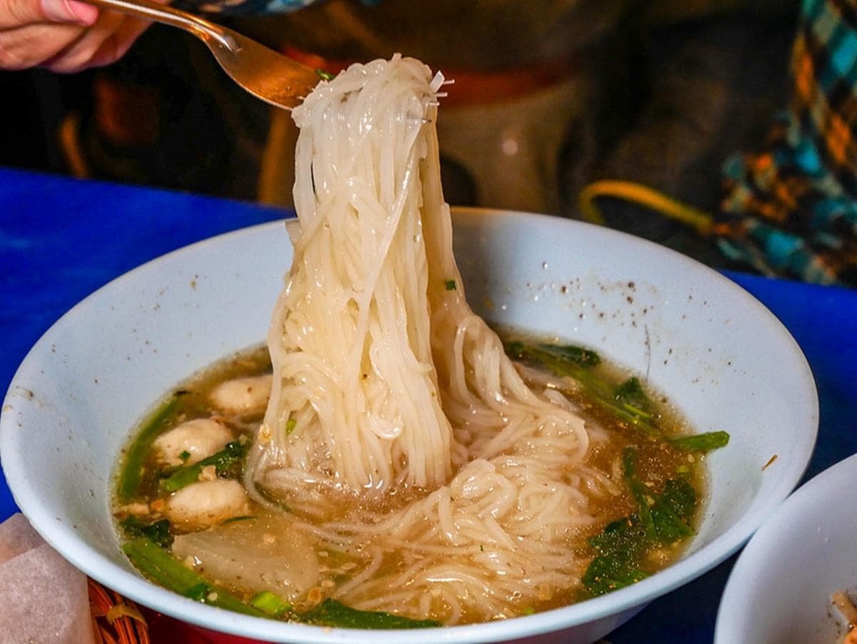 最貴餐點只要55元!排隊「泰式小吃攤」藏身市府站巷弄,必嘗道地泰式米粉湯 最貴餐點只要55元!排隊「泰式小吃攤」藏身市府站巷弄,必嘗道地泰式米粉湯