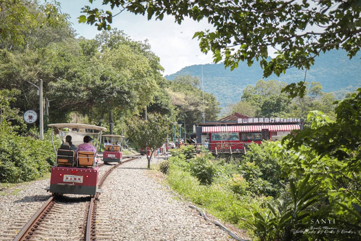 宛如進入時光隧道！苗栗「鐵道自行車」眺望火炎山美景，探險隱藏版斷橋祕境