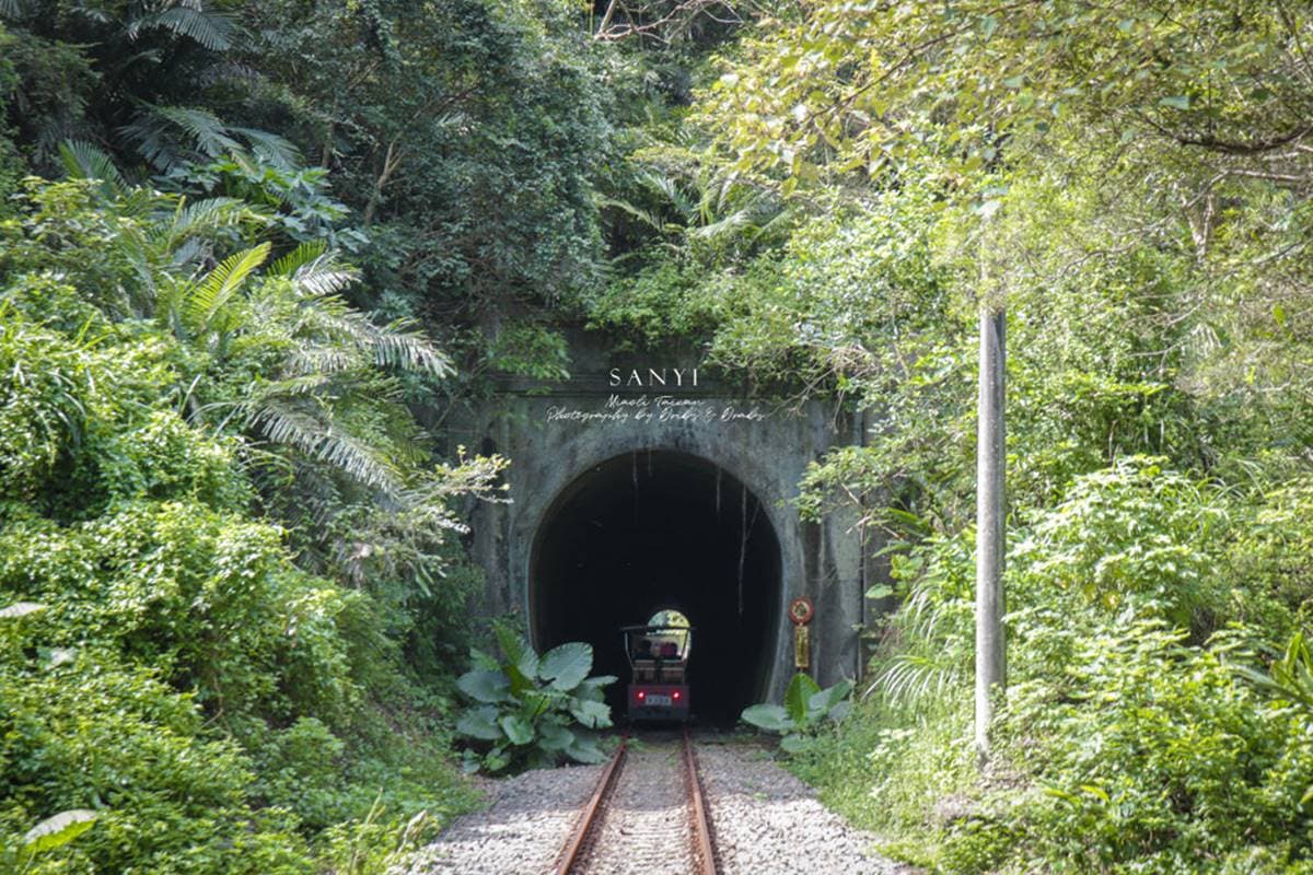 宛如進入時光隧道！苗栗「鐵道自行車」眺望火炎山美景，探險隱藏版斷橋祕境
