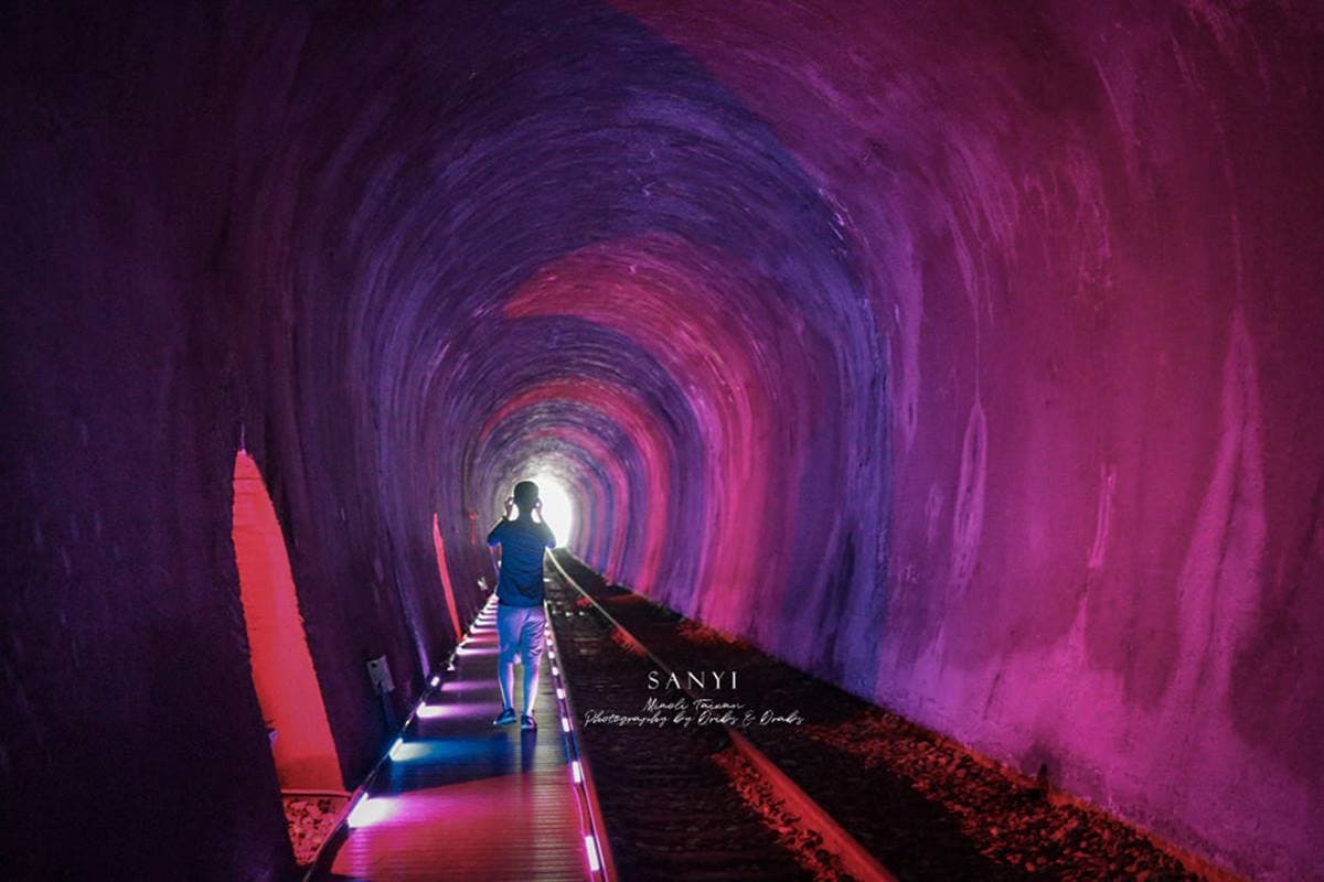 宛如進入時光隧道！苗栗「鐵道自行車」眺望火炎山美景，探險隱藏版斷橋祕境