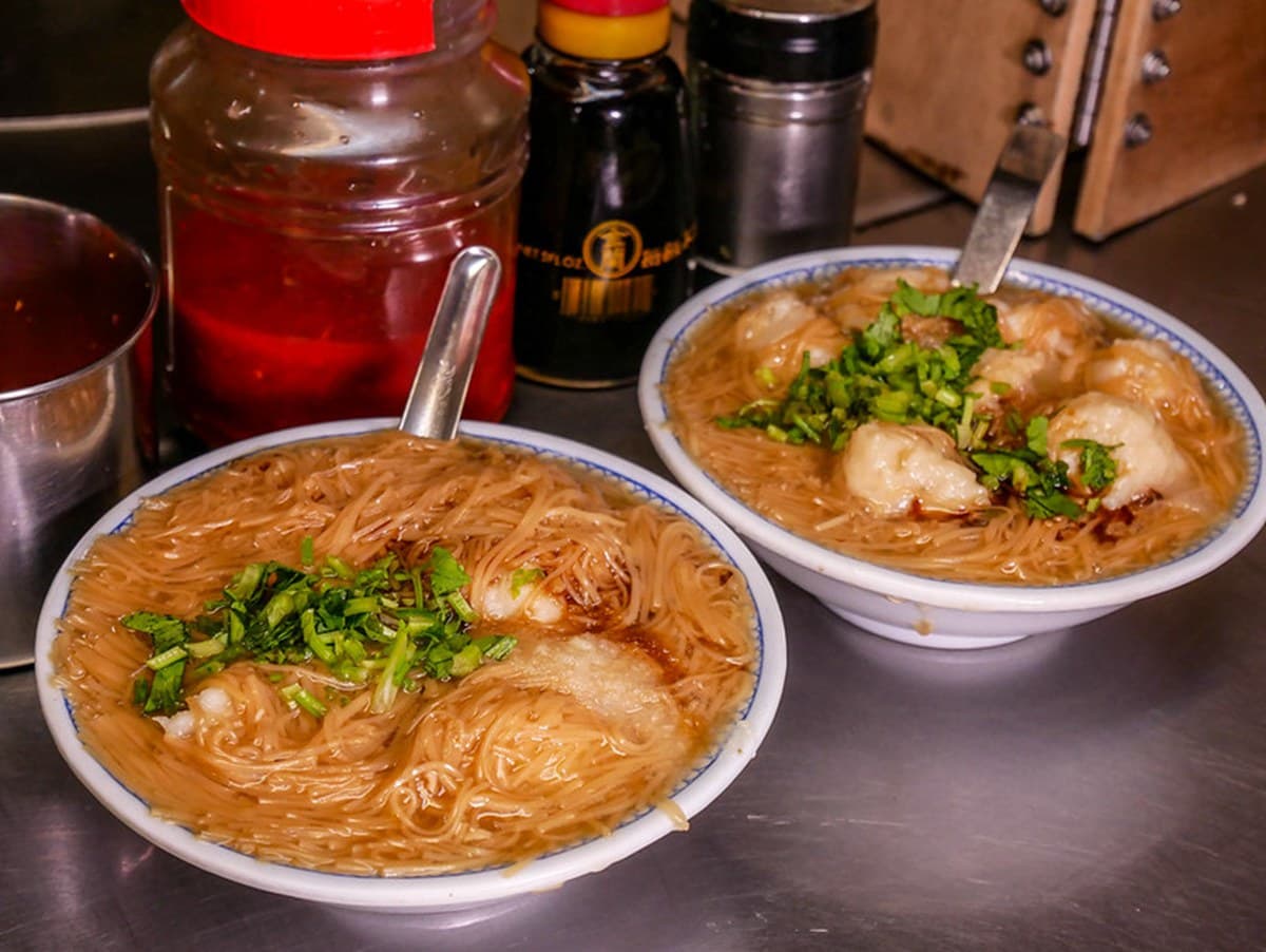 基隆人才知隱藏小攤！「魚羹包大腸」麵線想吃先排隊，老饕推加20元多１倍羹