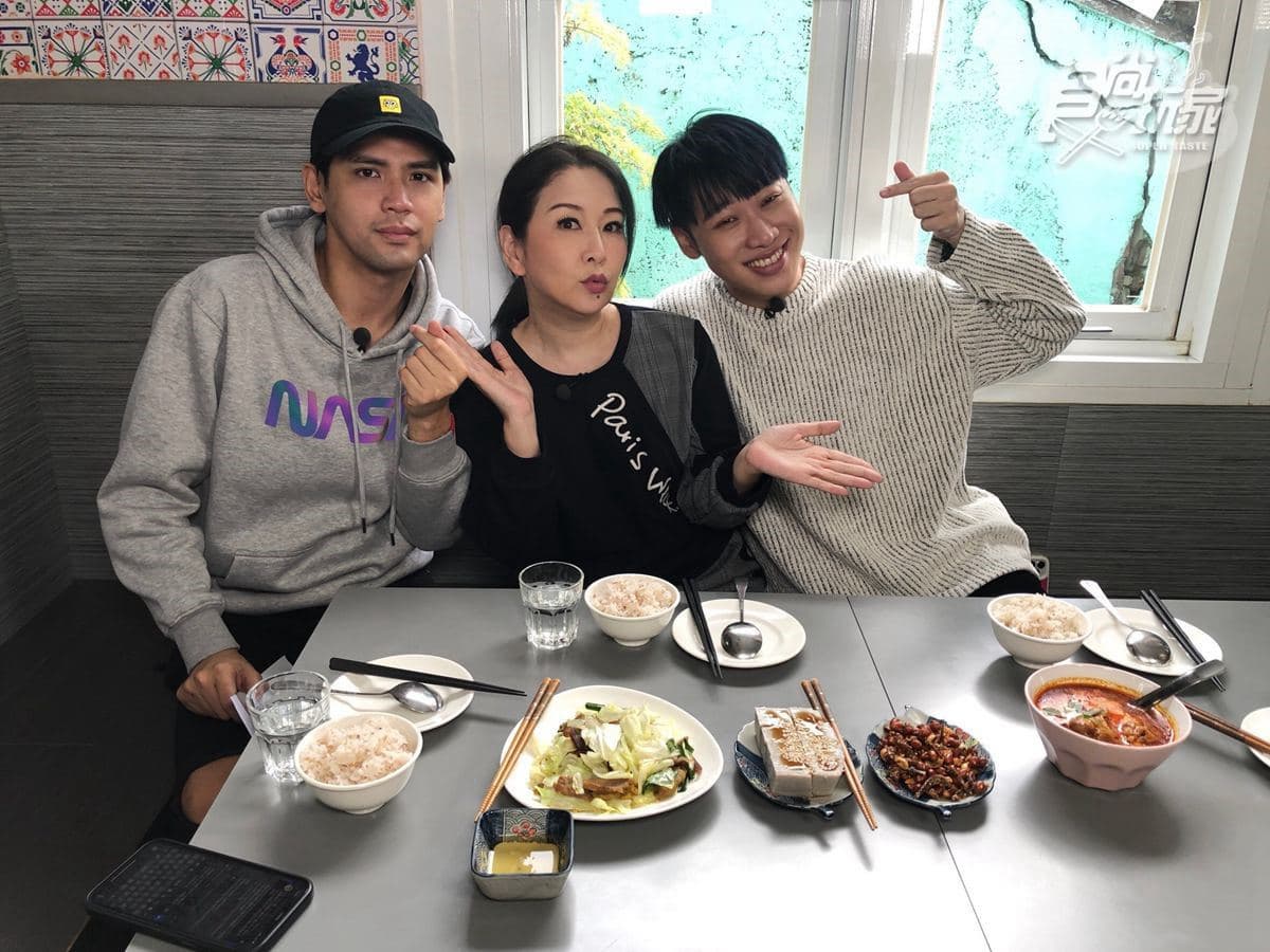 《魚肉鄉民》金曲歌后返鄉遊!嘗阿姨手路菜突哽咽,曝童年往事逼哭陳零九 《魚肉鄉民》金曲歌后返鄉遊!嘗阿姨手路菜突哽咽,曝童年往事逼哭陳零九