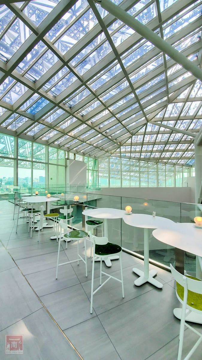 「無印風咖啡廳」藏美術館頂樓！挑高玻璃屋美如「天空公園」，俯瞰台南全景