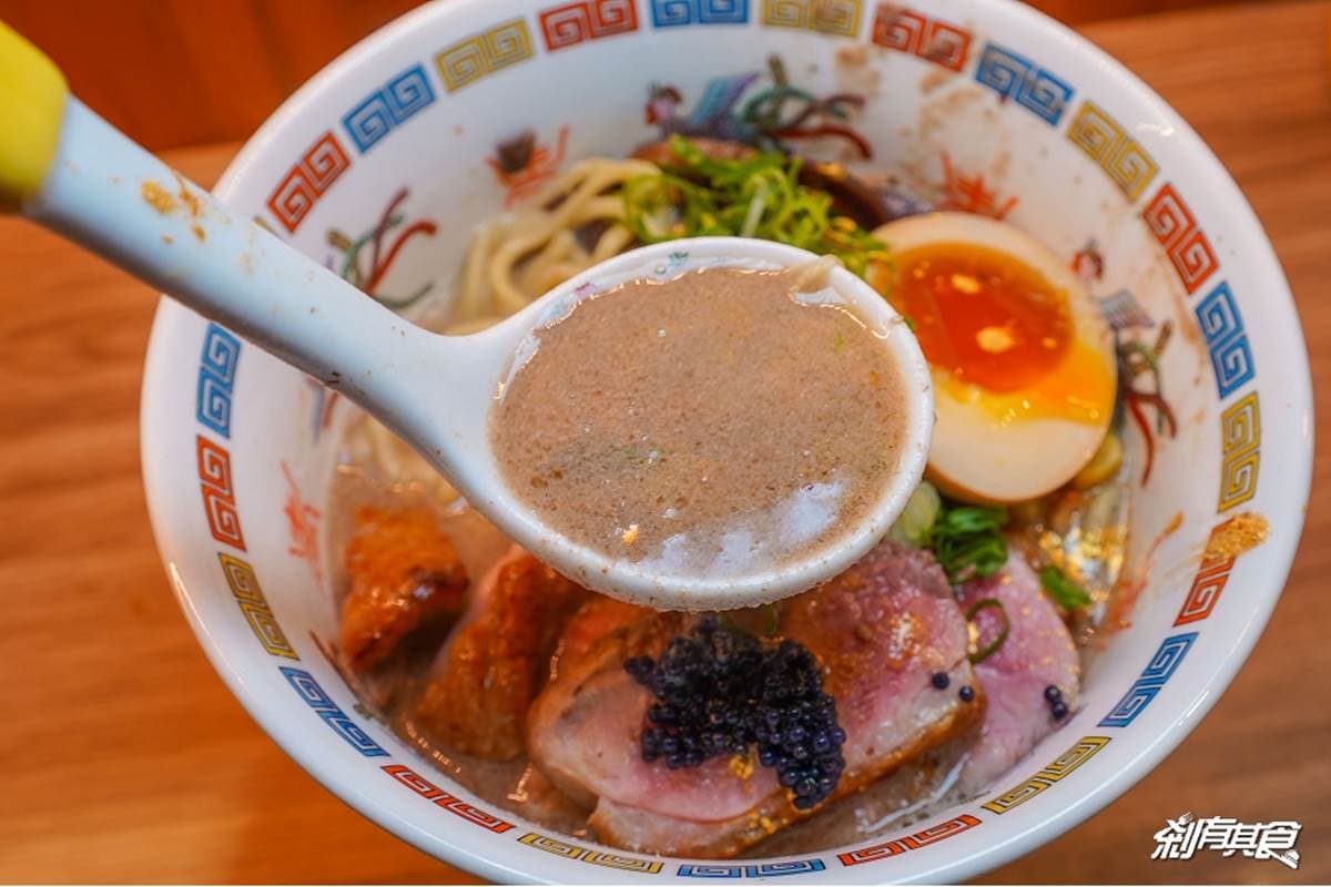 日限量5碗!「金箔+魚子醬+鵝肝」挑戰全台最奢華拉麵,肉控必點巨無霸肋排 日限量5碗!「金箔+魚子醬+鵝肝」挑戰全台最奢華拉麵,肉控必點巨無霸肋排