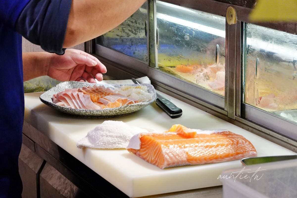 １大盤只要100元！三重「厚切鮭魚肚」半夜也吃得到，還有滿料魚骨湯免費喝