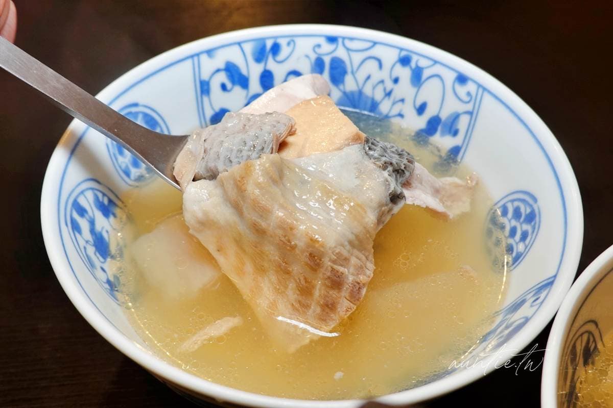 １大盤只要100元！三重「厚切鮭魚肚」半夜也吃得到，還有滿料魚骨湯免費喝