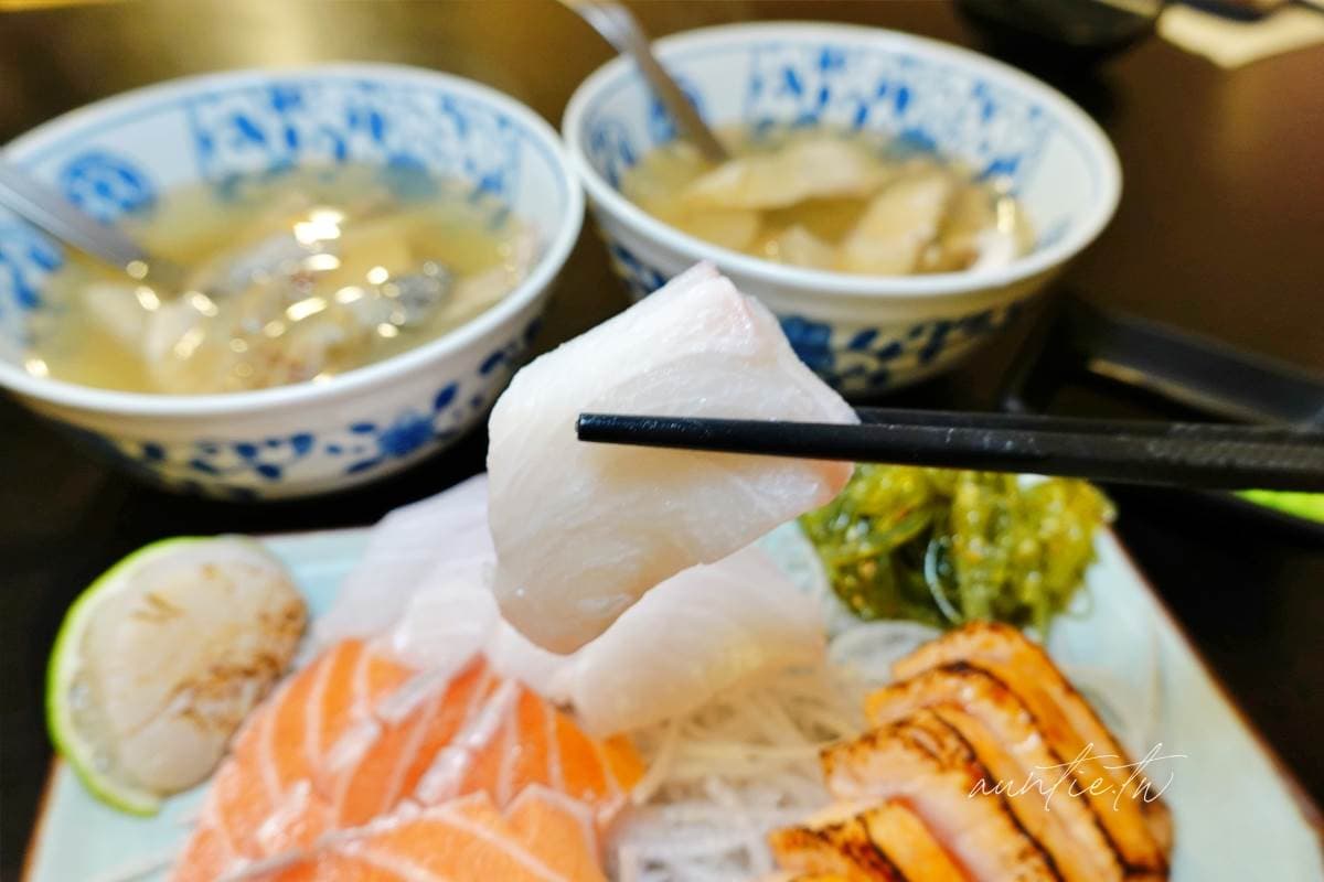 １大盤只要100元！三重「厚切鮭魚肚」半夜也吃得到，還有滿料魚骨湯免費喝
