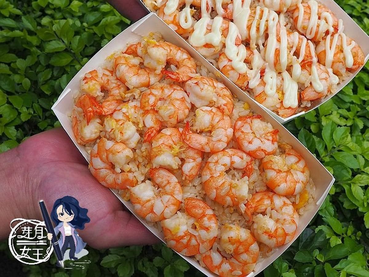 真的蝦爆了！超浮誇「蝦爆炒飯」鋪滿17隻大白蝦，免費喝滿料「蝦頭味噌湯」