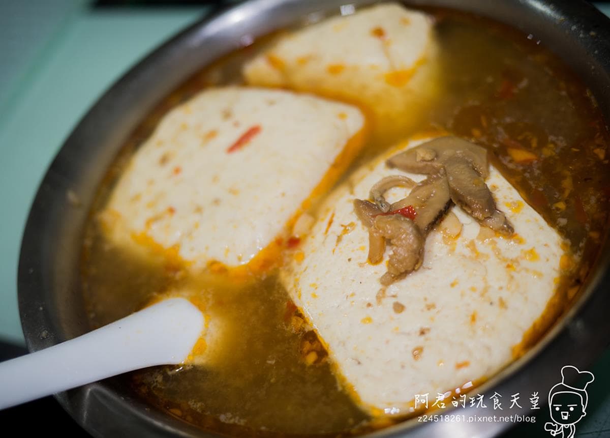 店家的臭豆腐滷到氣孔都吸飽湯汁，香氣爆棚。（圖片來源：阿君的玩食天堂）