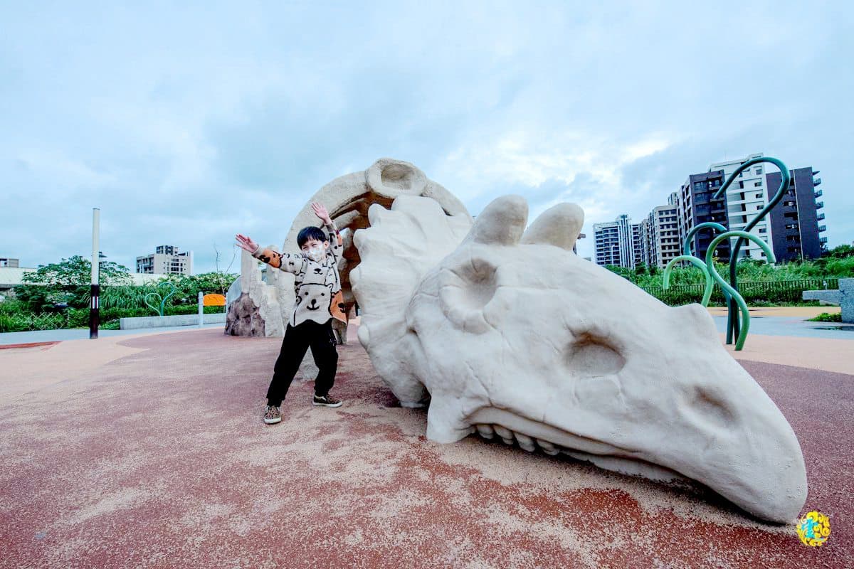 巨大三角龍化石！新北「恐龍公園」先衝尾巴溜滑梯，山形攀爬網小孩放電必玩