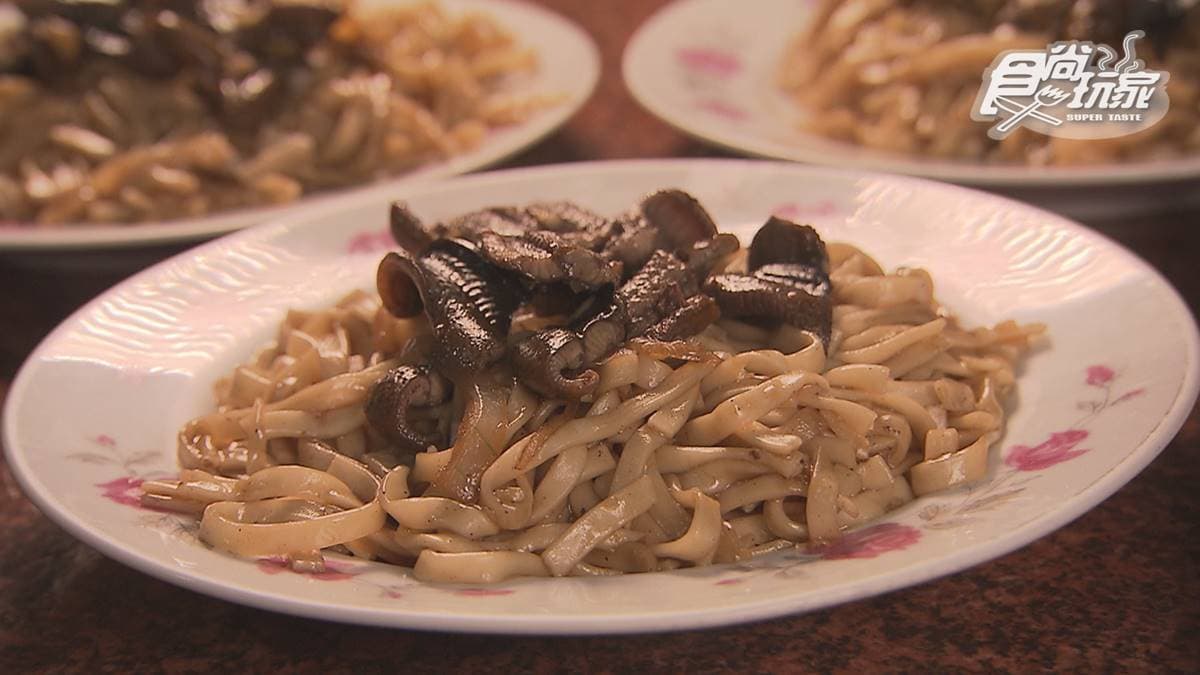 不輸台南！炭火直炒「鱔魚意麵」鍋氣香濃郁，Q彈寬麵吸滿醬汁超唰嘴