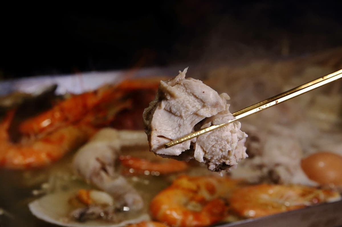 【新開店】霸氣「帝王蟹一隻雞」海鮮滿到快溢出來，當月壽星送七彩戰艦飲品