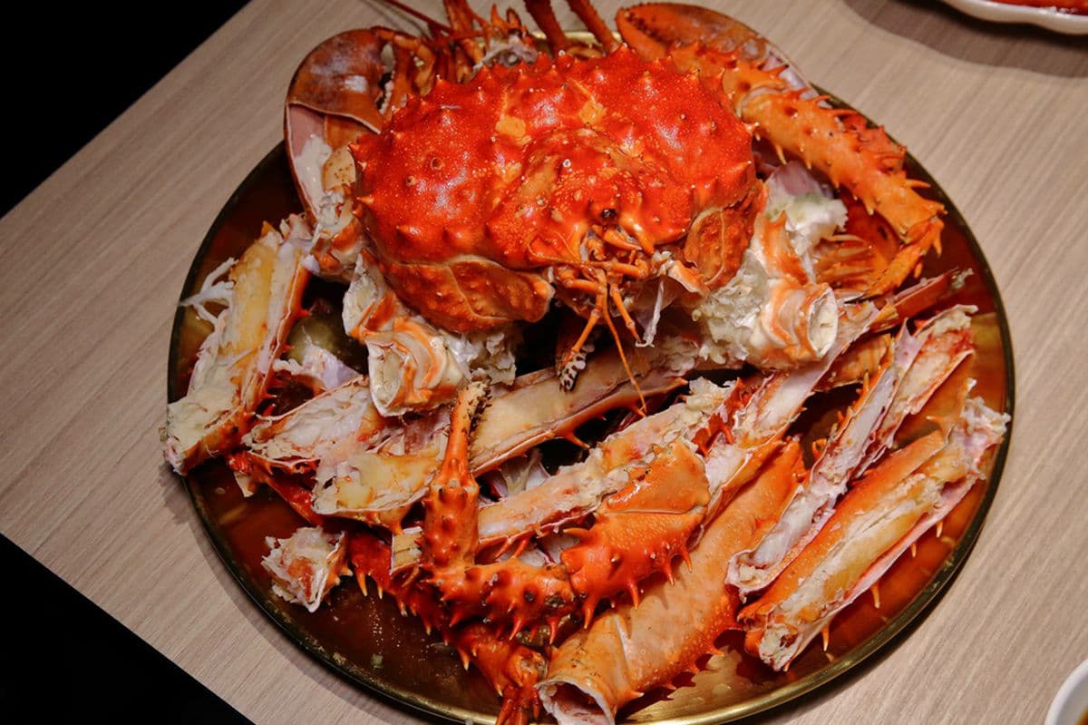 【新開店】霸氣「帝王蟹一隻雞」海鮮滿到快溢出來，當月壽星送七彩戰艦飲品
