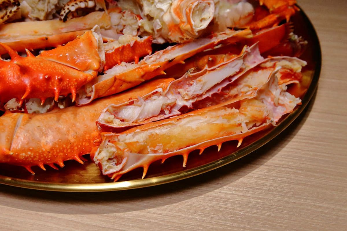 【新開店】霸氣「帝王蟹一隻雞」海鮮滿到快溢出來，當月壽星送七彩戰艦飲品