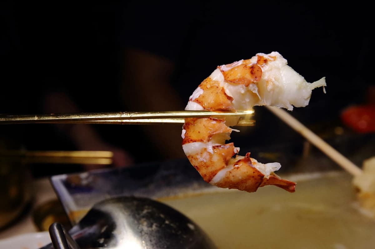 【新開店】霸氣「帝王蟹一隻雞」海鮮滿到快溢出來，當月壽星送七彩戰艦飲品