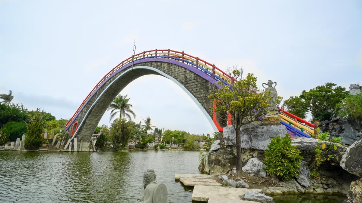 「彩虹摩天大橋」是非常熱門的景點。（圖片來源：猴子【東】遊記）